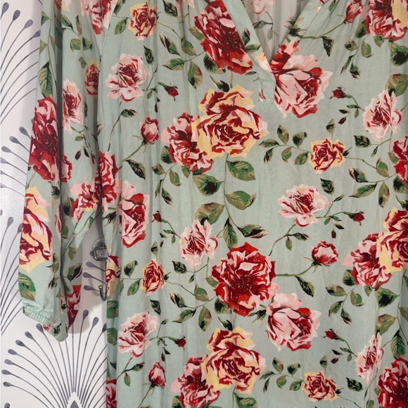 Victorias Woman Floral V-Neck Dress - Picture 3 of 5